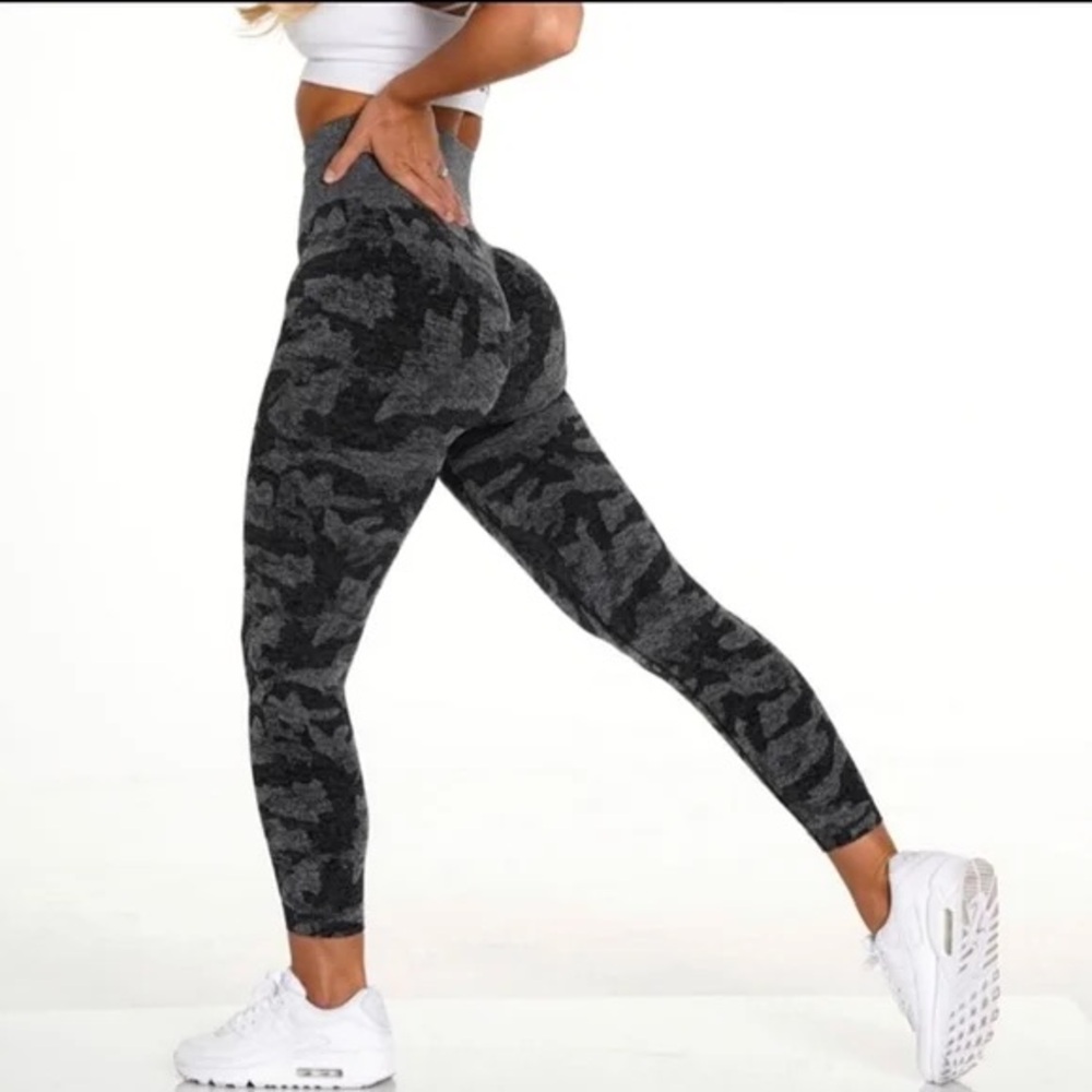 Women's NVGTN Camouflage Leggings - Black and Gray